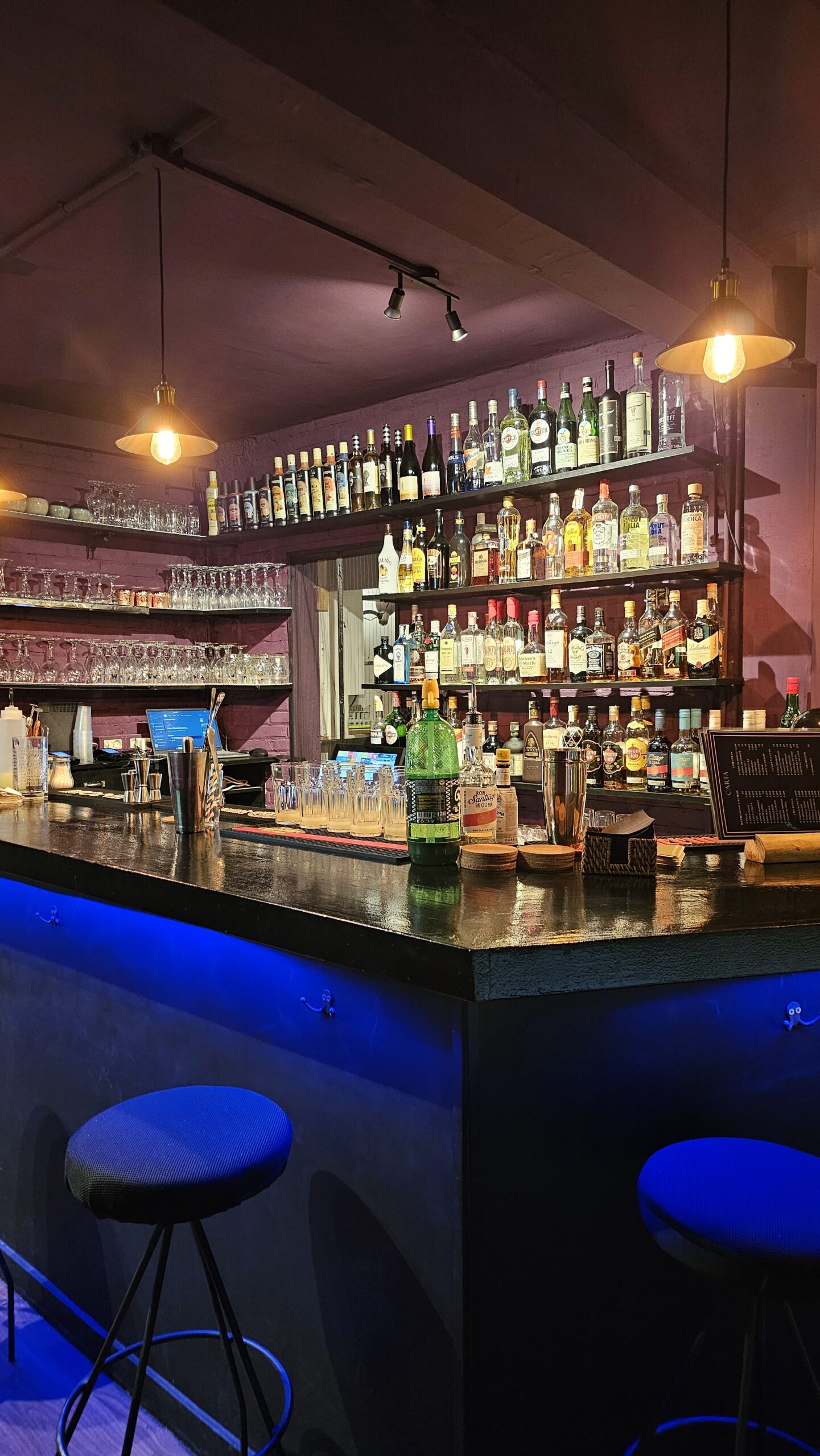 La barra de Gaby's Club con luz azul, lista para la noche